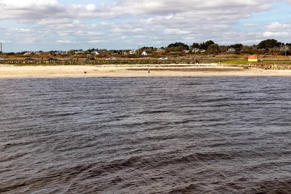 Playa con arena y edificios en Galway Bay — Foto de Stock