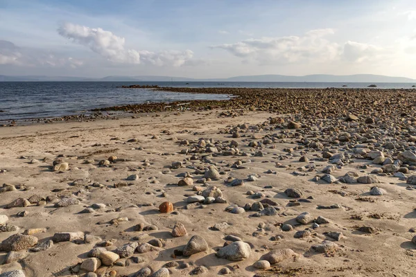 Strand met rotsen en zand in Galway Bay — Stockfoto