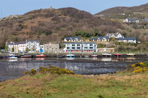 Pier met gebouwen en boot in een laag tij Clifden Bay — Stockfoto