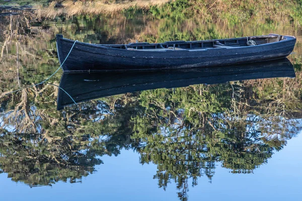 Boot und Vegetation rund um die Clifden Bay — Stockfoto