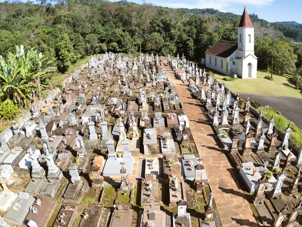 Kleine Lutheran kerk en begraafplaats op landelijk gebied — Stockfoto