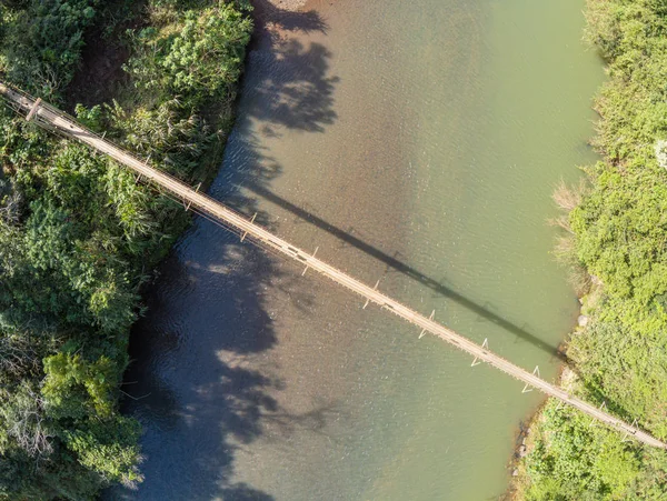 Järn och trä liten bro över en flod — Stockfoto