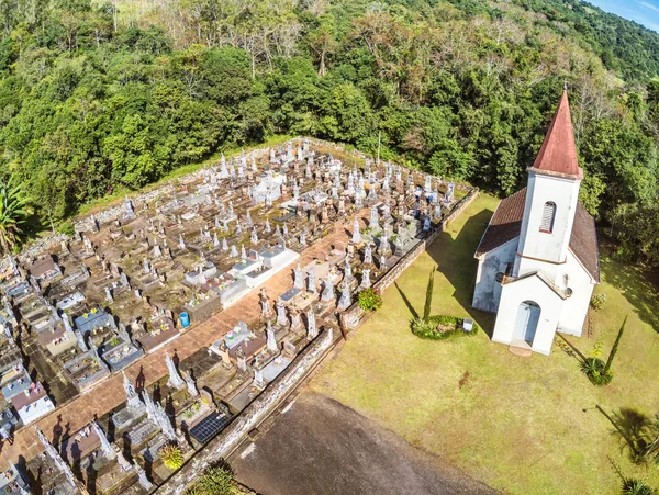 小さなルーテル教会と農村地域の墓地 — ストック写真