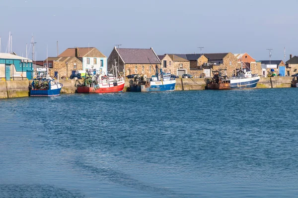 Båtar och fiskmarknad i Howth Pier — Stockfoto