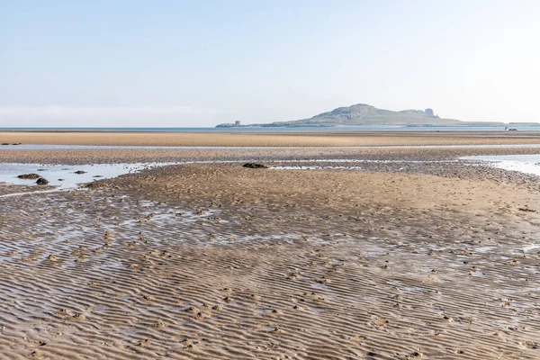 Eb in Burrow Beach met Ierlands Eyes Island in backgrou — Stockfoto