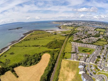 Galway körfezinde tren rayları, alanlar ve binalar