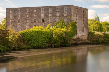 Backgr Katedrali ile Corrib Nehri çevresinde terk edilmiş bina