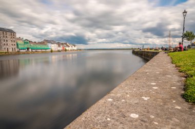 Park Corrib Nehri'nde dinleniyor insanlar