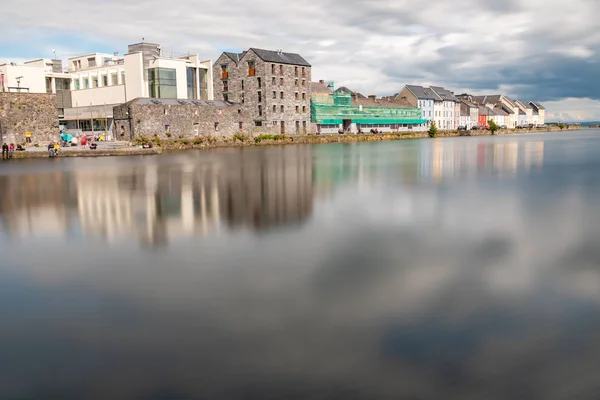 Gekleurde huizen en gebouwen rond de rivier Corrib — Stockfoto