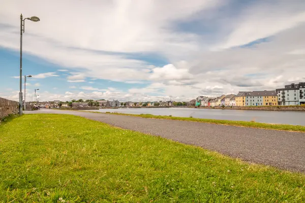 Walk path with Coloured houses and buldings around Corrib River — Stock Photo, Image