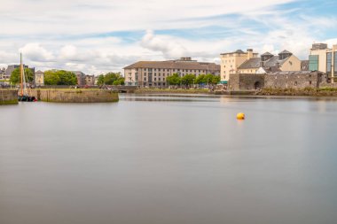 Corrib Nehri çevresinde park ve buldings