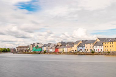 Corrib Nehri çevresinde renkli evler ve buldings