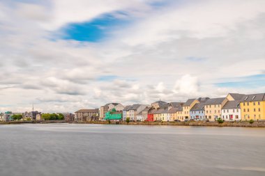 Corrib Nehri çevresinde renkli evler ve buldings