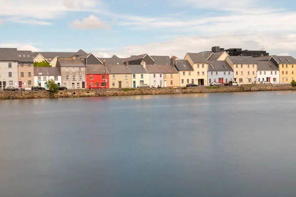 Színes házak a következő látnivaló környékén: Corrib River — Stock Fotó