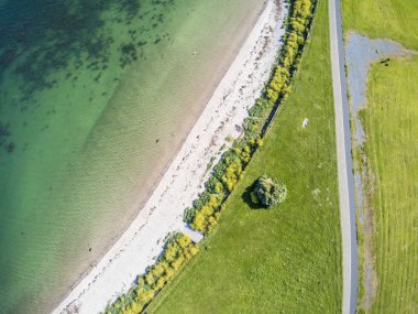 South Park'ta bir plajın havadan görünümü ve yürüyüş yolu 