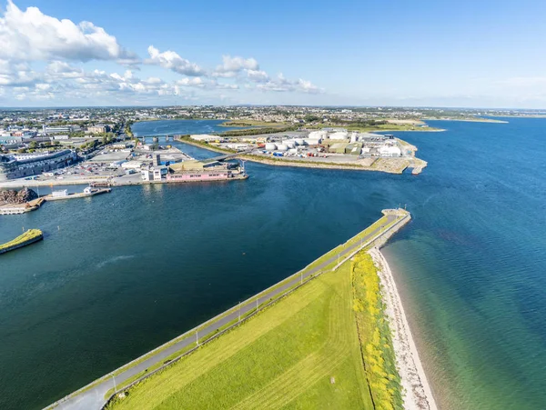 Vista aérea del muelle de Galway que conecta el río Corrib y el océano — Foto de Stock