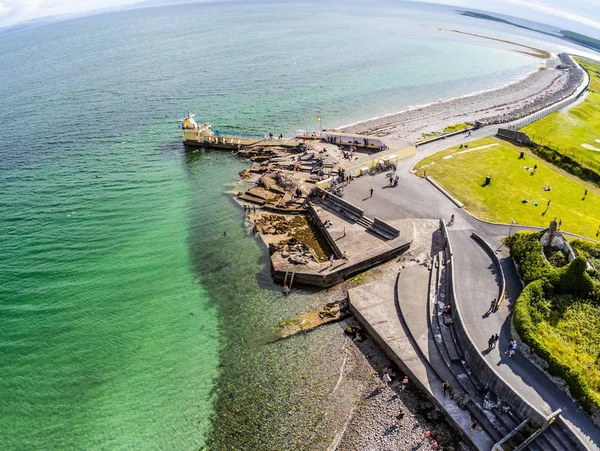 Vista aérea de la playa de Blackrock con torre de buceo en Salthill —  Fotos de Stock