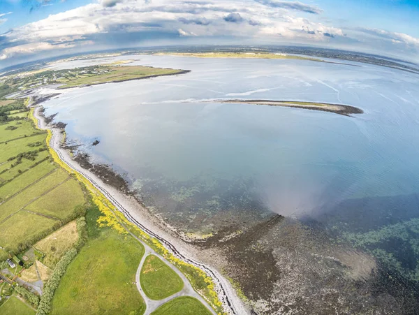 Vista aérea de la bahía de Galway con campos agrícolas y la isla de Rabbit —  Fotos de Stock