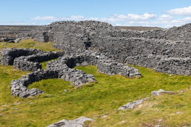 Inishmore'daki Arka Fort'ta kaya duvarı