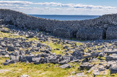Inishmore'daki Back Fort'ta kayalar ve okyanus
