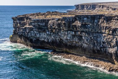 Inishmore bir uçurumda martı yuva, kayalar ve okyanus