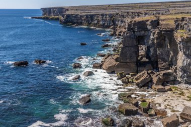Inishmore bir uçurumda kayalar ve okyanus