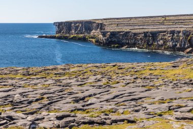Inishmore bir uçurumda kayalar ve okyanus