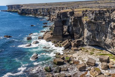 Inishmore bir uçurumda kayalar ve okyanus