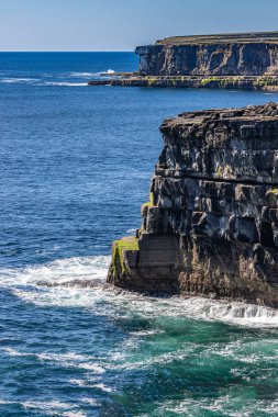 Inishmore bir uçurumda martı yuva, kayalar ve okyanus