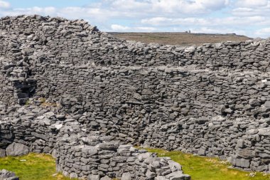 Inishmore'daki Arka Fort'ta kaya duvarı