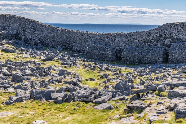 Rocas y océano en el Fuerte Atrás en Inishmore —  Fotos de Stock
