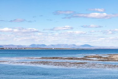 Galway dağları arka plan ile Inishmore Okyanus