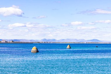 Inishmore Adası'nda okyanus ve dağlar backg ile Pier işaretleri