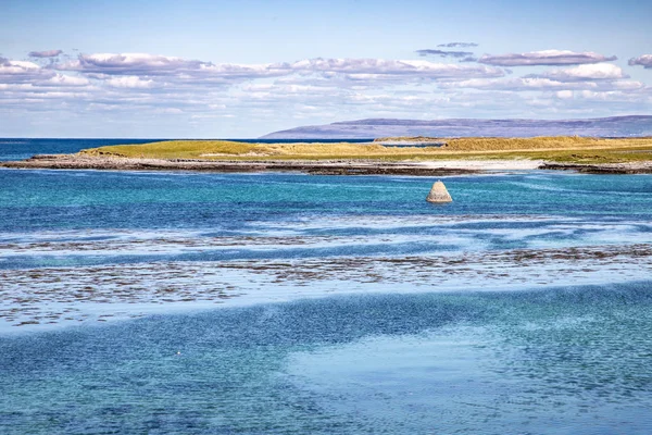 Strand rond Inishmore Island met Burren Mountains in backgroun — Stockfoto