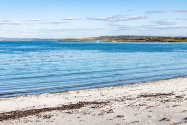 Arka planda Inishmann ile Kilronan Beach