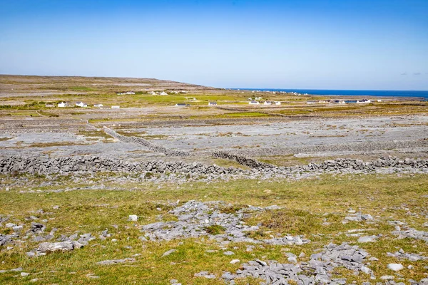 Farmy s kamennou zdí a vesnicí Kilmurvey v Inishmore — Stock fotografie