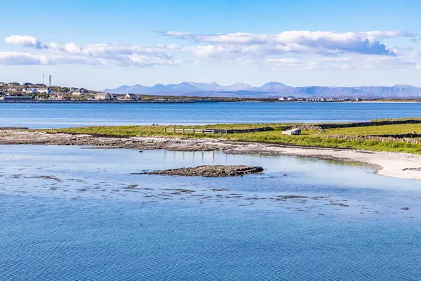 Vila Kilronan e praia em Inishmore — Fotografia de Stock