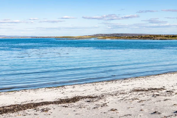 Arka planda Inishmann ile Kilronan Beach — Stok fotoğraf