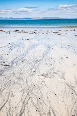 Inishmore içinde deniz yosunlar hareketi tarafından yapılan kum plaj çizin