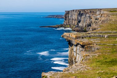 Inishmore 'da kayalıklar, kayalar, bitki örtüsü ve okyanus