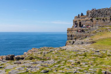 Inishmore Fort ziyaret turistler