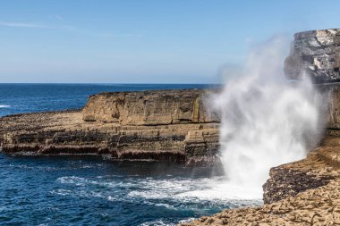 Inishmore 'da dalga saldırılarında kayalıklar