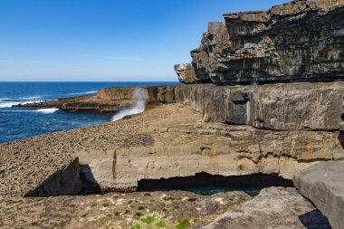 Inishmore 'da kayalıklar ve solucan deliği