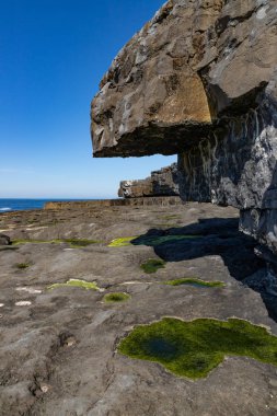 Inishmore içinde yeşil deniz yosun ve okyanus ile kayalıklar