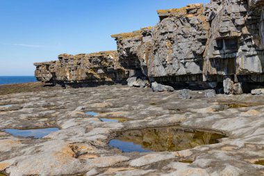 Inishmore 'da kayalıklar ve okyanus