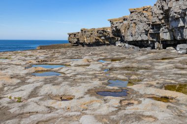 Inishmore 'da kayalıklar ve okyanus