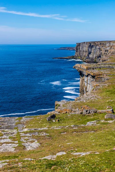 Inishmore 'da kayalıklar, kayalar, bitki örtüsü ve okyanus — Stok fotoğraf