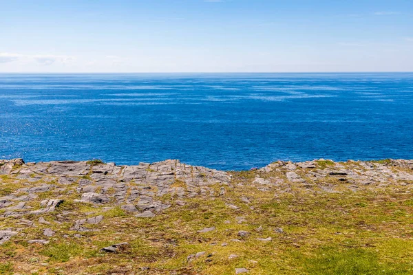 Skály a vegetace nad útesy v Inishmore — Stock fotografie