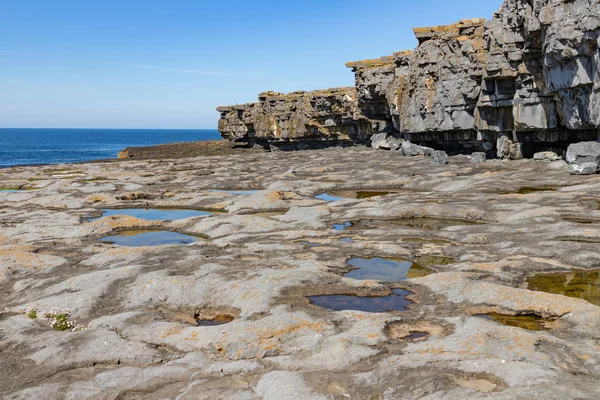 Inishmore 'da kayalıklar ve okyanus