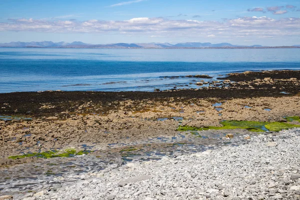 Rotsachtig strand en baai van Galway op de achtergrond in Inishmore — Stockfoto